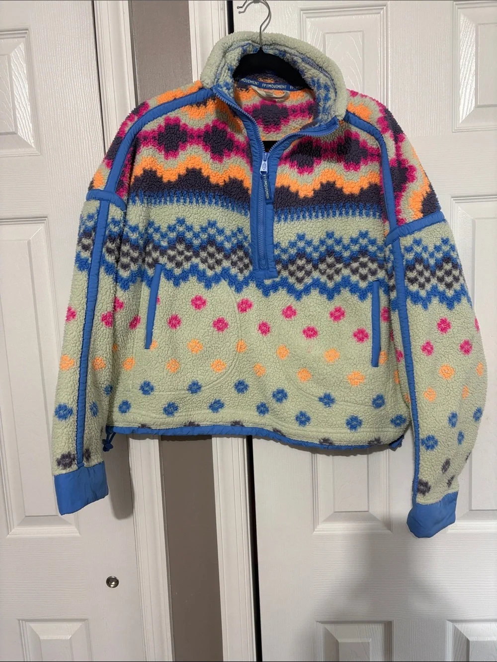 Cozy Patterned Fleece Pullover Sweater - Light Green with Blue Accents